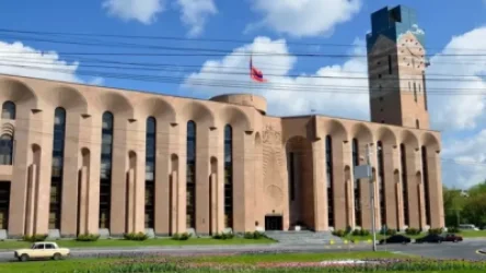 Սահմանին զոհեր ենք տալիս, իսկ քաղաքապետարանում աշխատավարձ են բարձրացնելու. «Ժողովուրդ»