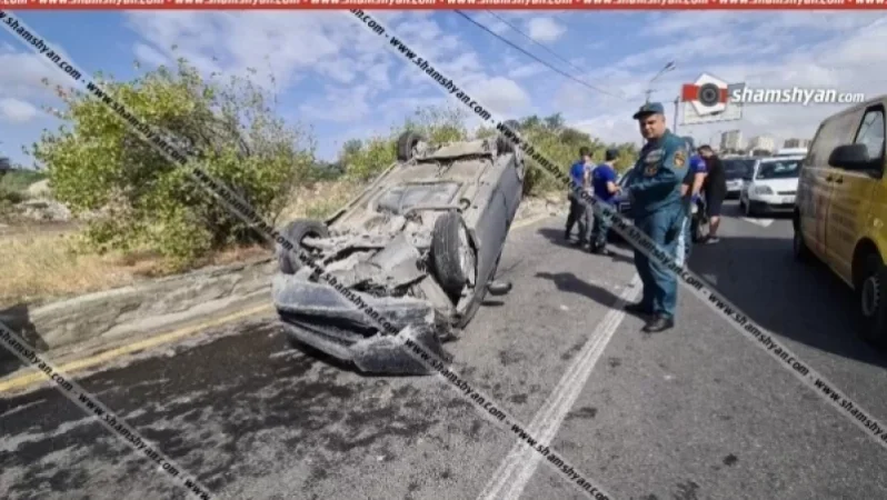 Աճառյան փողոցում բախվել են Mercedes-ն ու Honda Fit-ը․ վերջինս գլխիվայր շրջվել է