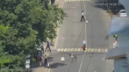 ՏԵՍԱՆՅՈՒԹ. Մոսկվայում ադրբեջանցի կինը հարձակվել է Ադրբեջանի դեսպանատան մոտ ակցիա իրականացնող հայուհու վրա