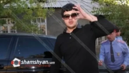 Քրեական պատմություններով հայտնի Ճվճվ Արոյի որդի Սերժուլիկը Mercedes-ով հարվածել է օպերլիազորի BMW-ին, ապա մեքենան վարել ոստիկանների վրա