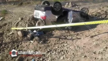 Վթար Երևանում․ Kia-ն տապալել է բետոնե և երկաթյա էլեկտրասյուներն ու գլխիվայր շրջվել, կան վիրավորներ