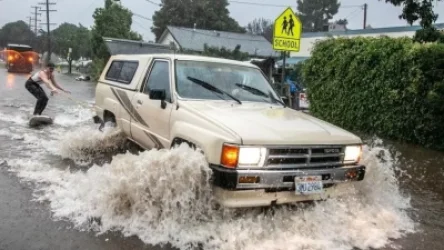 Ջրհեղեղ, տապալված ծառեր  և կոտրված ավտոմեքենաներ Կալիֆորնիայում