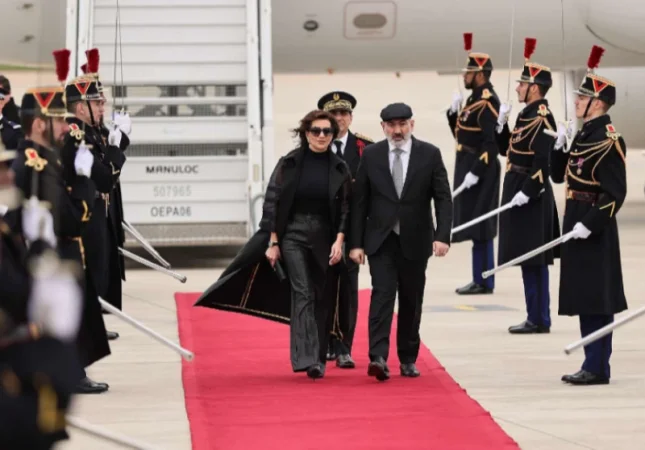 Փաշինյանը տիկնոջ հետ մեկնել է Փարիզ