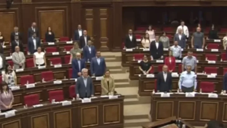 Պատգամավորները 1 րոպե լռությամբ հարգեցին նախօրեին զոհված զինծառայողների հիշատակը