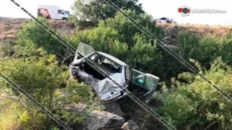 75-ամյա վարորդը Volkswagen-ով մի քանի պտույտ շրջվելով, հայտնվել է ձորում