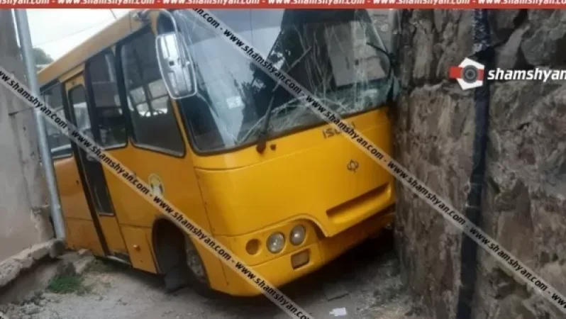 Կապանում ավտոբուսը բախվել է շինության պատին․ կա 7 վիրավոր