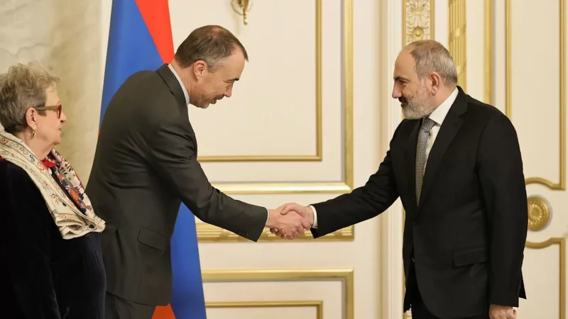 ԼՈՒՍԱՆԿԱՐՆԵՐ. «Լեռնային Ղարաբաղում ստեղծված իրավիճակն օրեցօր ավելի է ծանրանում». Փաշինյանն ու Կլաարը հանդիպել են