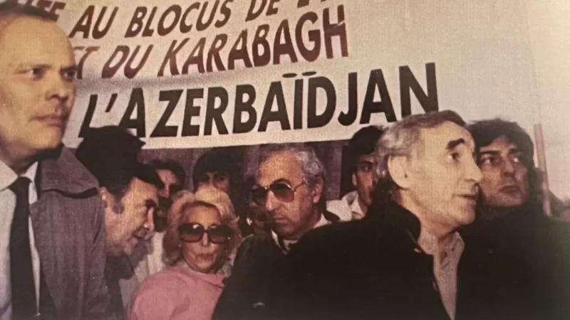 Արխիվային լուսանկար. տարիներ առաջ Ազնավուրը ցույցի էր դուրս եկել` պահանջելով ՀՀ-ի ու Արցախի ապաշրջափակումը