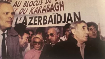 Արխիվային լուսանկար. տարիներ առաջ Ազնավուրը ցույցի էր դուրս եկել` պահանջելով ՀՀ-ի ու Արցախի ապաշրջափակումը