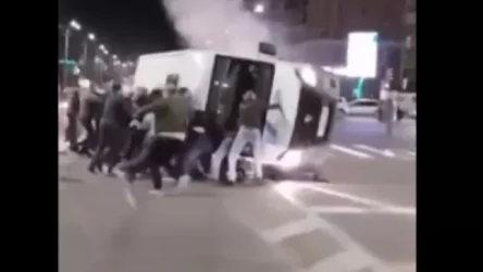 ՏԵՍԱՆՅՈՒԹ․ Օմսկում անցորդները ձեռքերով շրջել են ավտոբուսը ՝  ՃՏՊ-ի հետևանքով տուժածներին փրկելու համար