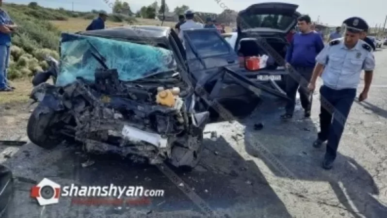 Առավոտյան բախվել են Volkswagen-ն ու ВАЗ 21012-ը. 4 վիրավորներին ավտոմեքենաներից դուրս են բերել փրկարարները