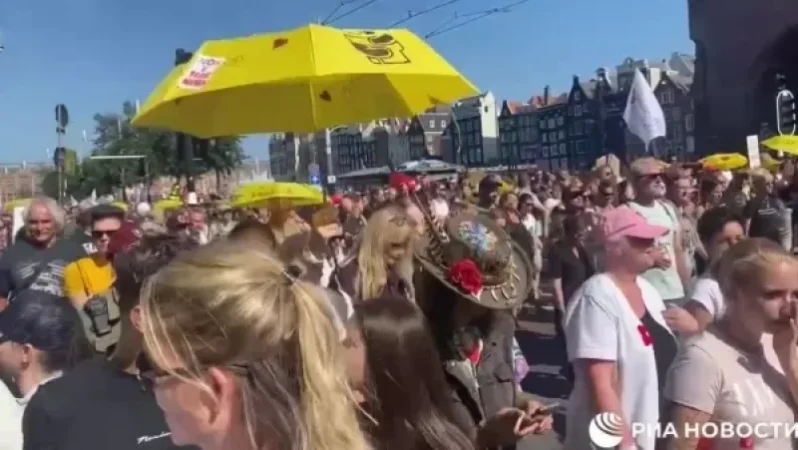 VIDEO: A Several Kilometer Long Anti-COVID Demonstration Has Started in Amsterdam