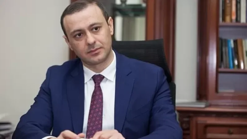 Գրիգորյանը կարծում է, որ Թաթոյանը անաչառ չէ, քանի որ Սարի թաղի դեպքերի ժամանակ մեղադրել է ցուցարարներին