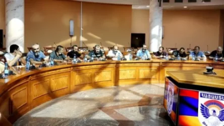 ՊՆ նախարար հանդիպել է անհետ կորած զինծառայողների ու կամավորների ծնողներին