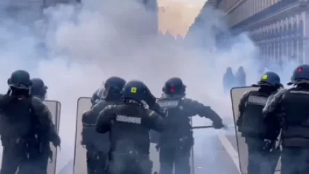 Փարիզում բողոքի ակցիայի ժամանակ ոստիկանությունը արցունքաբեր գազ ու ջրցան մեքենաներ է կիրառել