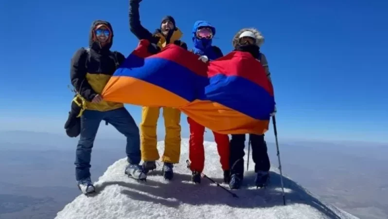 Հայ երիտասարդների խումբը Թուրքիայի կողմից բարձրացել է Արարատ լեռան գագաթ և եռագույնով լուսանկարներ հրապարակել