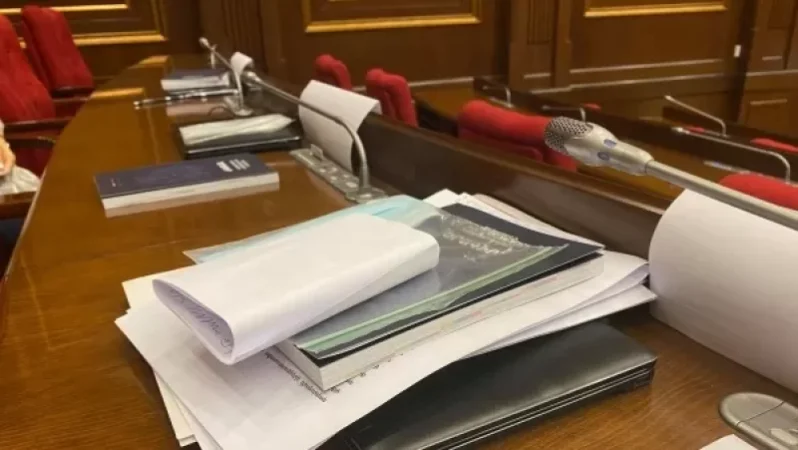 ԱԺ աշխատակազմը ձեռնարկել էր բոլոր նախազգուշական միջոցները, հավաքվել էր պլաստիկե շշերը. «Հրապարակ»