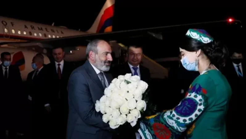 Նիկոլ Փաշինյանին Դուշանբեում դիմավորել են Տաջիկստանի վարչապետը և ԱԳ փոխնախարարը