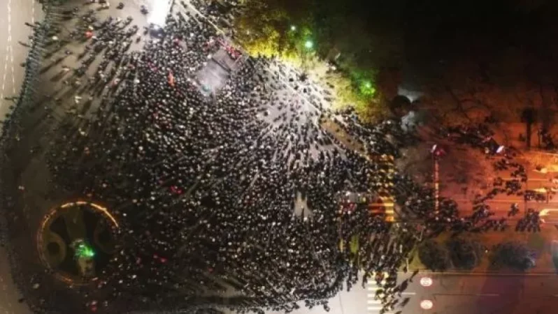 Ժամը 18։55-ի դրությամբ Երևանի Ֆրանսիայի հրապարակում ցույցին մասնակցել է 2700-2800 մարդ