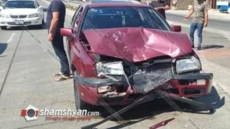 Բախվել են Ոստիկանության զորքերի ծառայողի Volkswagen-ն ու 83-ամյա վարորդի 07-ը