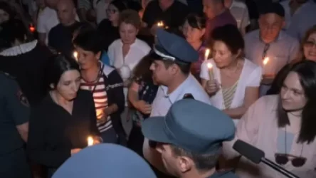 ՏԵՍԱՆՅՈՒԹ․ Զինծառայողների հարազատները խմբակային աղոթք հնչեցրին կառավարության շենքի առաջ և դադարեցրին մոմավառությունը