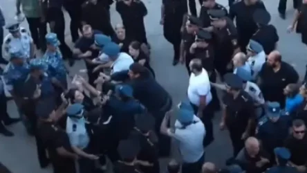 ՏԵՍԱՆՅՈՒԹ․ Քաշքշոց Եռաբլուրում ոստիկանների ու զոհվածների ծնողների միջև