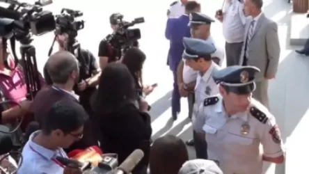 ՏԵՍԱՆՅՈՒԹ․ Ումի՞ց եք հրաման ստացել, որ մեր աշխատանքը սահմանափակեք․ լրագրողը՝ ոստիկանին