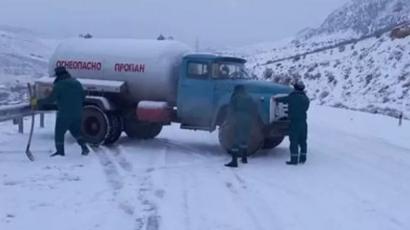 Մերկասառույցի պատճառով բեռնատարները թեքվել և միակողմանի փակել են ճանապարհը