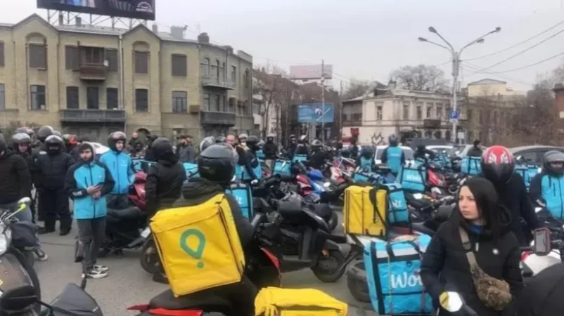 Սննդի առաքման ծառայության առաքիչները բողոքի ակցիա են անցկացրել Թբիլիսիում