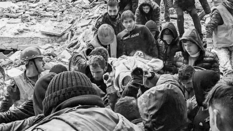 Ինչպես են փրկարարները փլատակներից դուրս բերում վիրավորված հայուհուն և նրա հորը