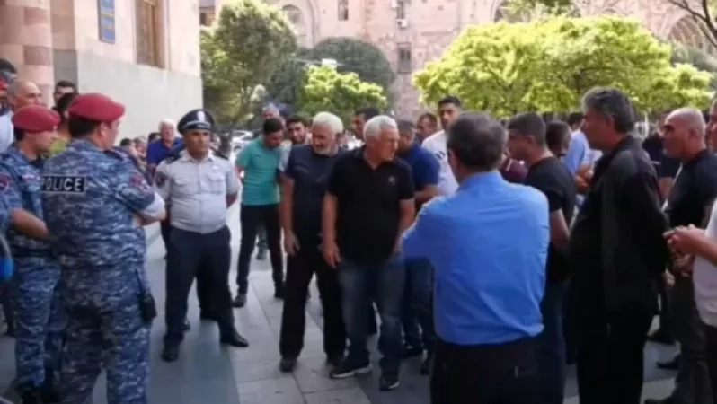 Տարեկան 30 000 տոննա խաղող ընդունող Ծառուկյանի ընկերությունը այսօր չի վերցնում․ խաղողագործների ակցիան՝ կառավարության դիմաց