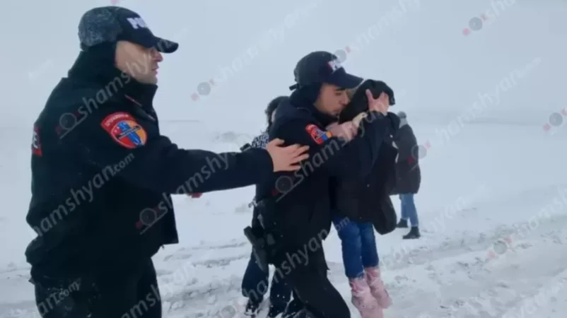 Rescuers and Patrol Officers Evacuate Numerous Citizens and 40 Vehicles from Snowdrifts