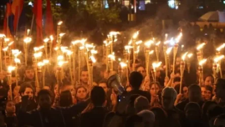 «Ցույց տանք թշնամուն, որ հայը չի հանձնվել». Ջահերով երթ դեպի Եռաբլուր