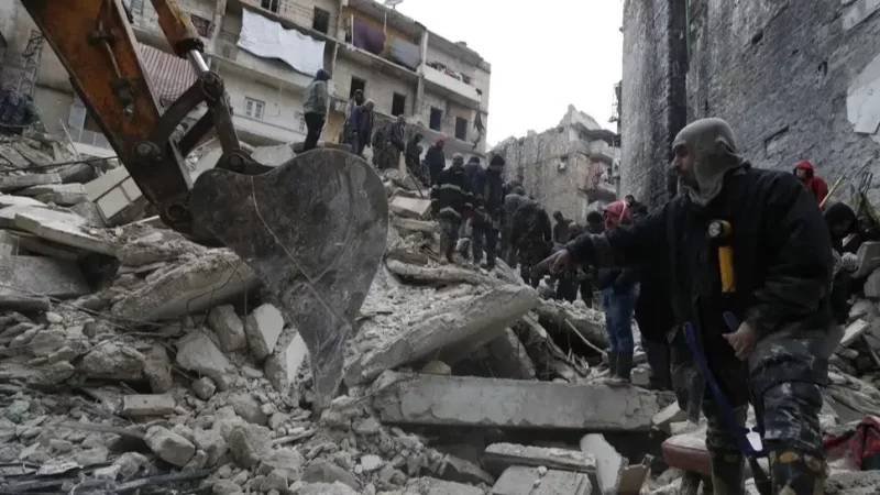 Մարդիկ տան հագուստով փախել են դուրս ու հիմա փլատակների, հորդառատ անձրևի տակ խուճապահար, անորոշ վիճակում են․  «Իրավունք»