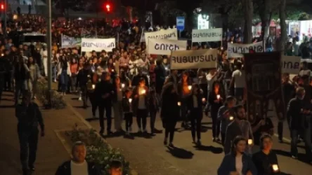 Ստեփանակերտում հոգևորականը,  զինվորականը և հղի կինը` երեխան գրկին առաջնորդել են ջահերով երթը