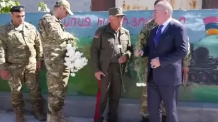 ՏԵՍԱՆՅՈՒԹ․ Ուզում եմ մոտենամ, թողո՞ւմ եք․ ՊՆ նախարարը Եռաբլուրում է