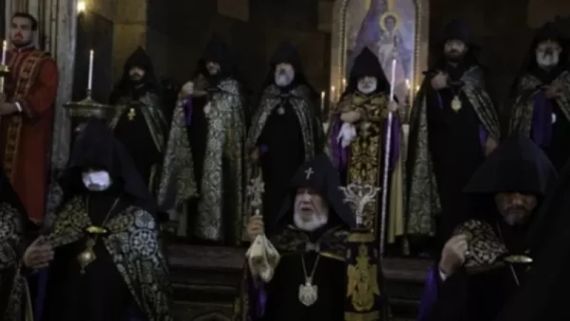 Կաթողիկոսը հոգեհանգստյան արարողություն անցկացրեց պատերազմում զոհված քաջորդիների համար