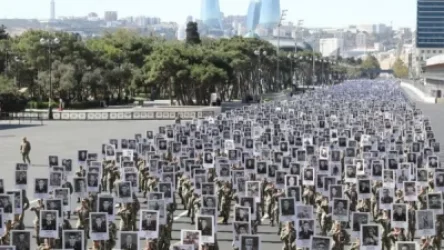 ՏԵՍԱՆՅՈՒԹ. Բաքվում զինվորական երթ է անցկացվել` իրենց զոհերի նկարներով