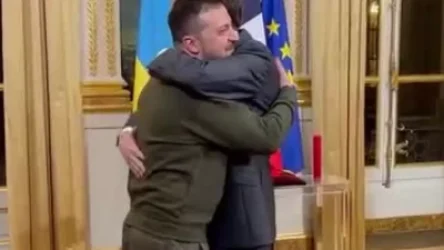 ՏԵՍԱՆՅՈՒԹ. Մակրոնը պարգևատրում է Զելենսկիին. նրանք գրկախառնվում են