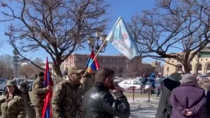 Հոգեբանորեն ճնշում են մեր զորքին. կամավորները ցույցի են դուրս եկել