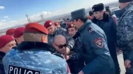 ՏԵՍԱՆՅՈՒԹ. Լարված իրավիճակ` ՊՆ նախկին շենքի մոտ. կան բերման ենթարկվածներ