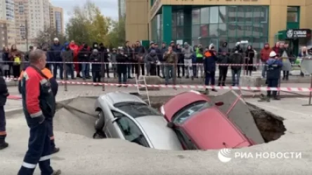 ՏԵՍԱՆՅՈՒԹ. Ավտոկայանատեղիում գտնվող երկու մեքենա գետնի տակ են անցել