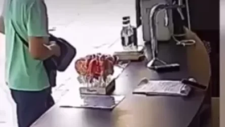 ՏԵՍԱՆՅՈՒԹ. Երիտասարդն աննկատ և արագությամբ գողանում է հեռախոս. որոնվում է տեսագրության մեջ պատկերված անձը