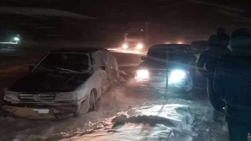 Photos: Over 90 People Stranded on Roads Due to Snowdrift, Rescuers Free Around 50 Vehicles Including 3 Ambulances