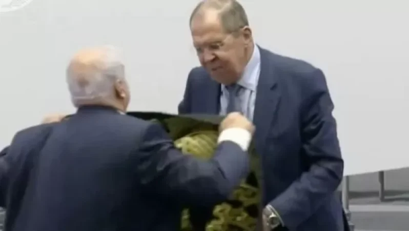 Լավրովը թավշյա խալաթ է նվեր ստացել՝ ոսկյա ասեղնագործությամբ