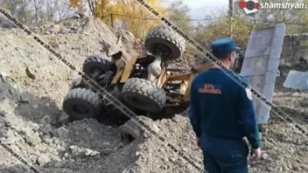 Քիչ առաջ Վանաձորում ամբարձիչ է կողաշրջվել. վարորդը մնացել է դրա տակ