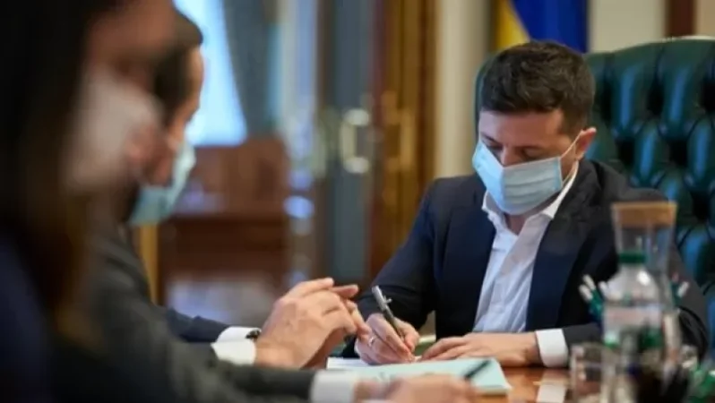 Զելենսկին ստորագրել է օլիգարխների մասին վիճահարույց օրենքը
