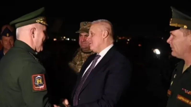 Սերգեյ Կոպիրկինը Էրեբունու օդանավակայանում դիմավորել է հայ գերիներին