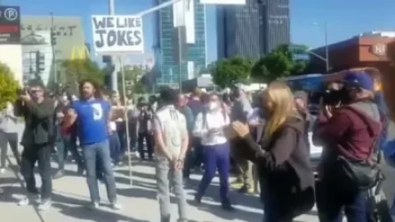 ՏԵՍԱՆՅՈՒԹ. ԼԳԲՏ համայնքի ներկայացուցիչները բողոքի ցույց են անում Netflix-ի գրասենյակի մոտ