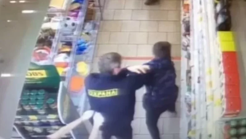 Նովոսիբիրսկում «Пятерочка»-ի պահակը կոտրել է 13-ամյա տղայի ողնաշարը. RT